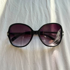 Solglasögon  - Knappt använd Repor/fläckar som kanske går bort