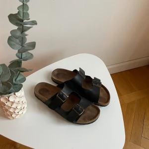 Tofflor  - Nu säljer jag mina riktigt fina tofflor som är dunder för sommaren! Skicket är okej och det är i storlek 43. Ställ frågor vid funderingar!