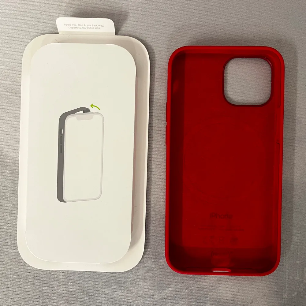 Säljer ett nästan nytt rött silikonskal för iPhone 13 Mini från Apple. Skalet är i utmärkt skick och har bara använts ett par gånger. Perfekt för att skydda din iPhone med stil. Har du några frågor? Tveka inte att skicka ett meddelande till mig!. Accessoarer.