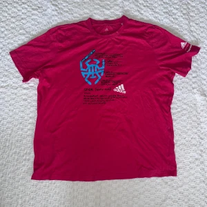Adidas t-shirt  - Ball och unik adidas t-shirt strl XL i fint skick. Använd ca 2-3 gånger och väl omhändertagen. 
