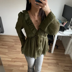 Grön blus - Jättefin oanvänd grön blus från NA-KD med lappen kvar😊 köpt från Zalando för 685kr❤️ pris kan diskuteras👍
