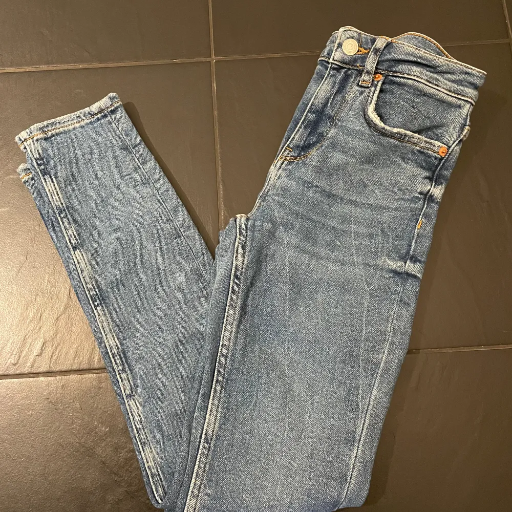 Säljer ett par nästan oanvända denim blå jeans från zara i storlek 34. . Jeans & Byxor.