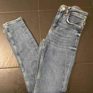 Säljer ett par nästan oanvända denim blå jeans från zara i storlek 34. 