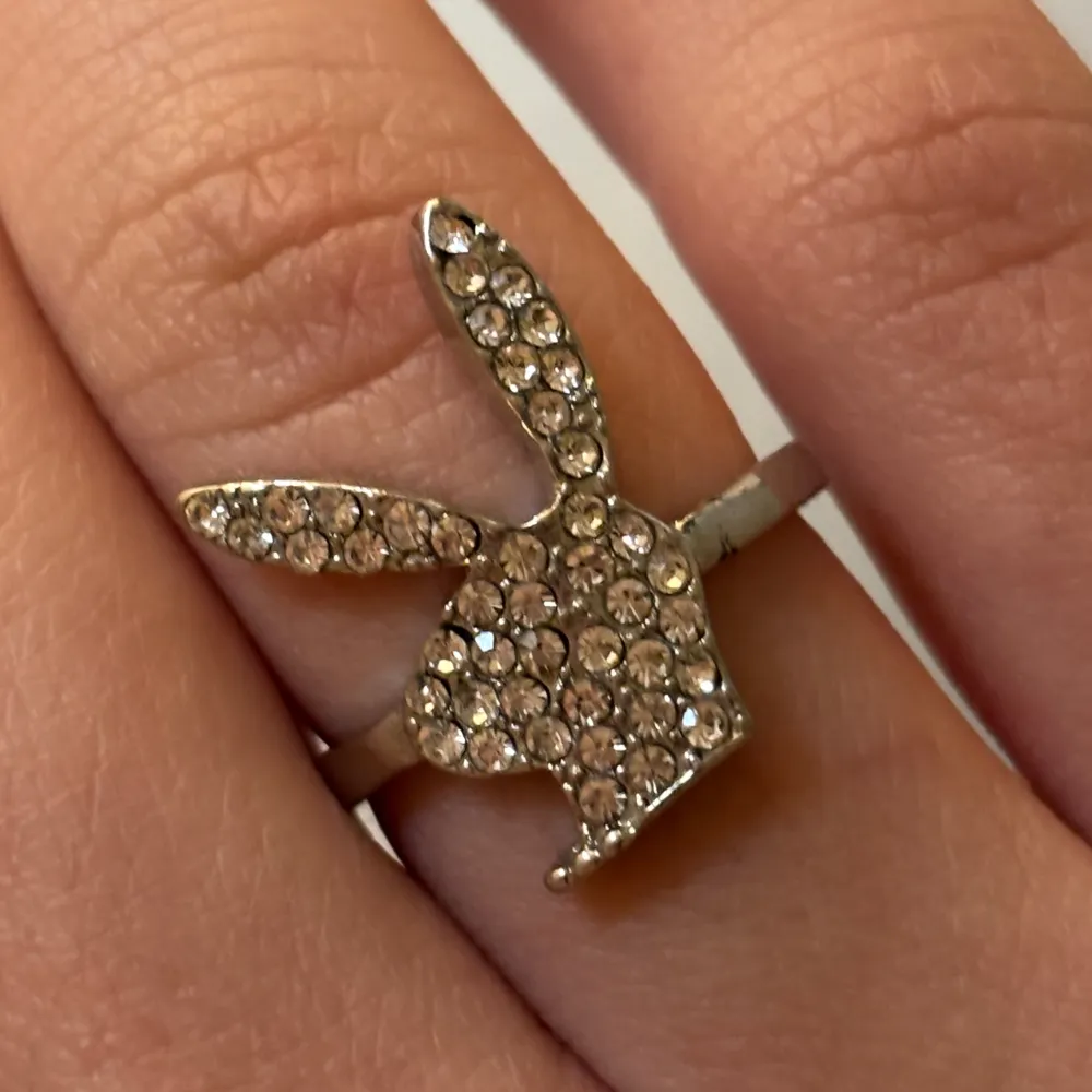 Playboy Bunny ring💋 svin fin men kommer inte till användning 💔 den är justerbar !. Accessoarer.