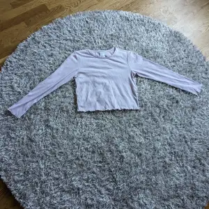 Säljer denna fina ljuslila tröja från KappAhl då den har blivit för liten för mig. Använd 2 gånger. Vid intresse av fler bilder eller vid frågor, skicka ett meddelande!💓
