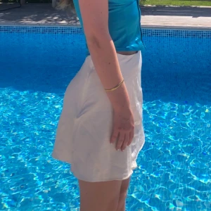 Vit sidenkjol  - Vit sidenkjol i strl S från & other stories. Fint skick. 