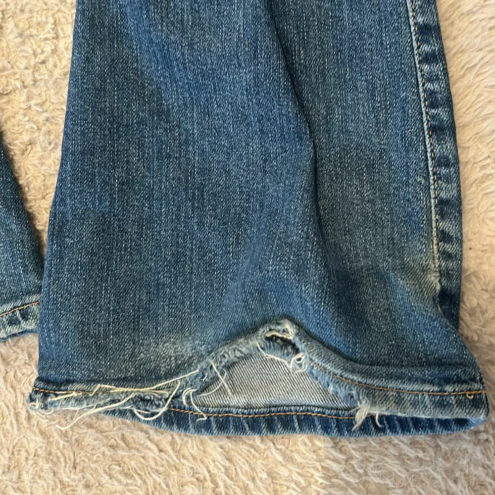 Säljer då de ej kommer till användning! Ny pris ca 800, nertrampade där nere men syns inte när man har de på sig🥰. Jeans & Byxor.