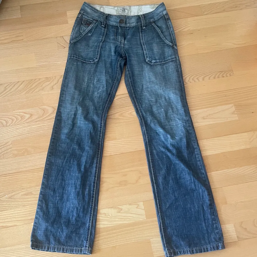 Fina lågmidjade jeans med coola fickor.  Inneben: ca 82 cm. Midjemått: ca 80 cm. Skriv vid fler funderingar, och använd gärna köpa nu 🌼 . Jeans & Byxor.