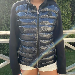 Moncler jacka - Moncler jacka stl  L Mycket bra skick! Jackan är i nyskick förutom en fläck på ryggen som är ”nopprig” Endast snvänd vid några få tillfällen. 