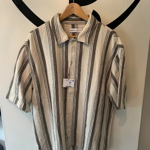 Kortärmad skjorta  - Kortärmad skjorta från Bershka. Helt oanvänd, skick 10/10. Storlek: L