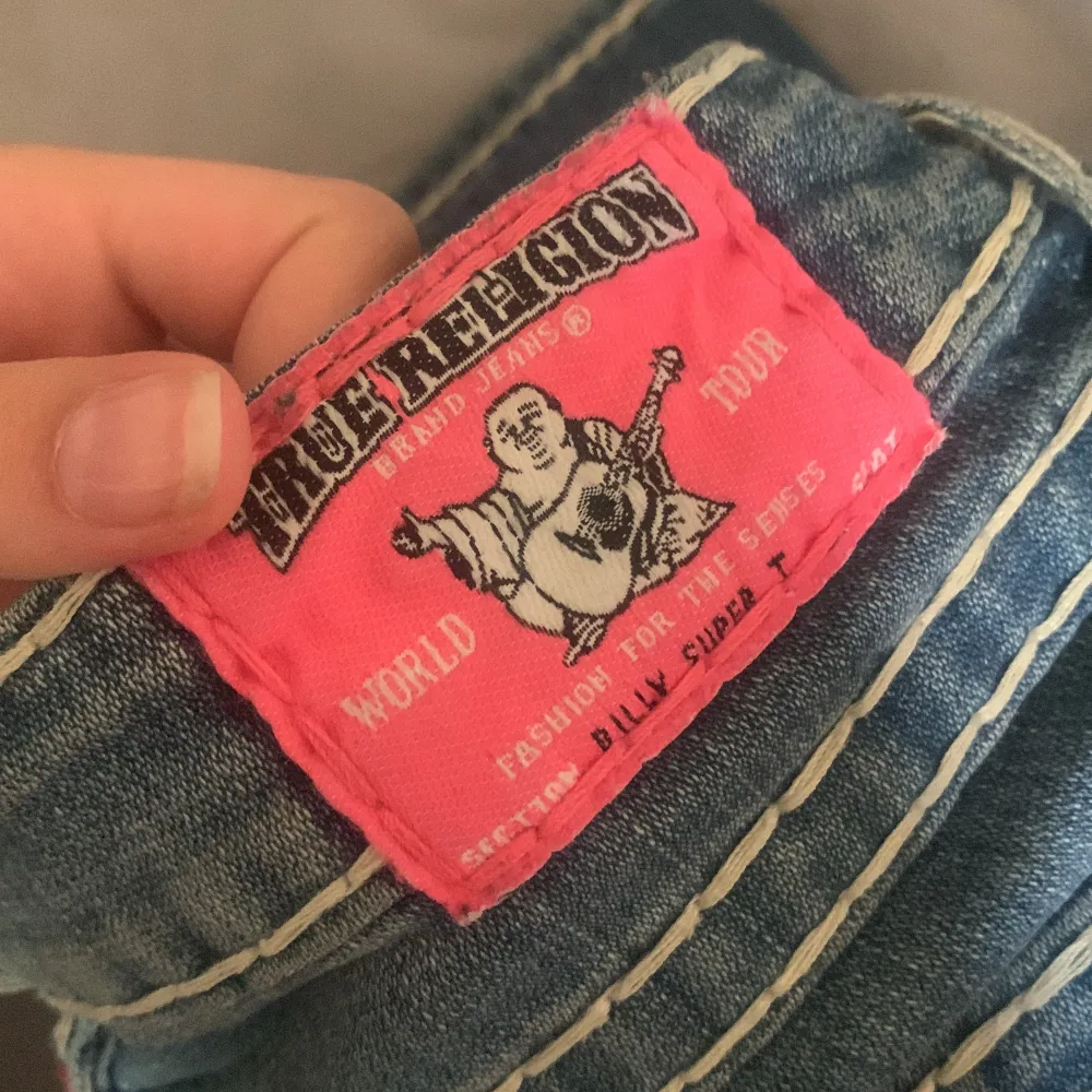 Super snygga lågmidjade true religion som jag köpte här på plick men va tyvärr lite för tighta på mig! Midja raköver: 37 cm . Jeans & Byxor.