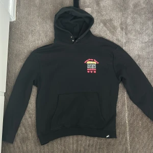 ”Monkey food market” Hoodie - En fet hoodie från pull&bear som har inte använts länge. Skriv privat om info, bilder eller prisändring!