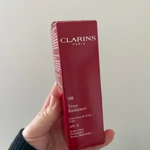 Clarins true radiance foundation med spf i den äldre förpackningen oanvänd 