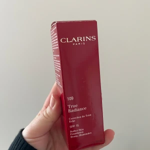 Clarins - Clarins true radiance foundation med spf i den äldre förpackningen oanvänd 