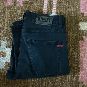 Ett par riktigt snygga och unika jeans från märket diesel. Byxorna sitter sjukt skönt när de väl är på. De är en aning större i storleken. Byxornas skick är ungefär 8/10. Nån enstaka defekt men annars ser de som nya ut! Skriv vid frågor.