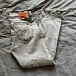 Säljer dessa jättefina Levis jeans! Dem är använda en del men de har tagits hand om. Finns lite defekter på byxorna (se bild 3). Ifall ni har frågor eller vill ha fler bilder är de bara att skriva.