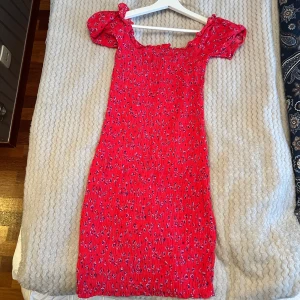 Off shoulder klänning  - Fin Off shoulder sommarklänning i rosa med små blommor. Aldrig använd, från Bikbok stl SX.  Se bilder vad de är för typ av material! 