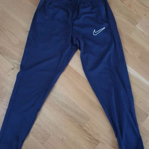 Nike fotbolls byxor  - Helt nya. Köpte dem men de var för små och tog av lappen så kunde ej lämna tillbaks. Inte använda har bara provat dem.