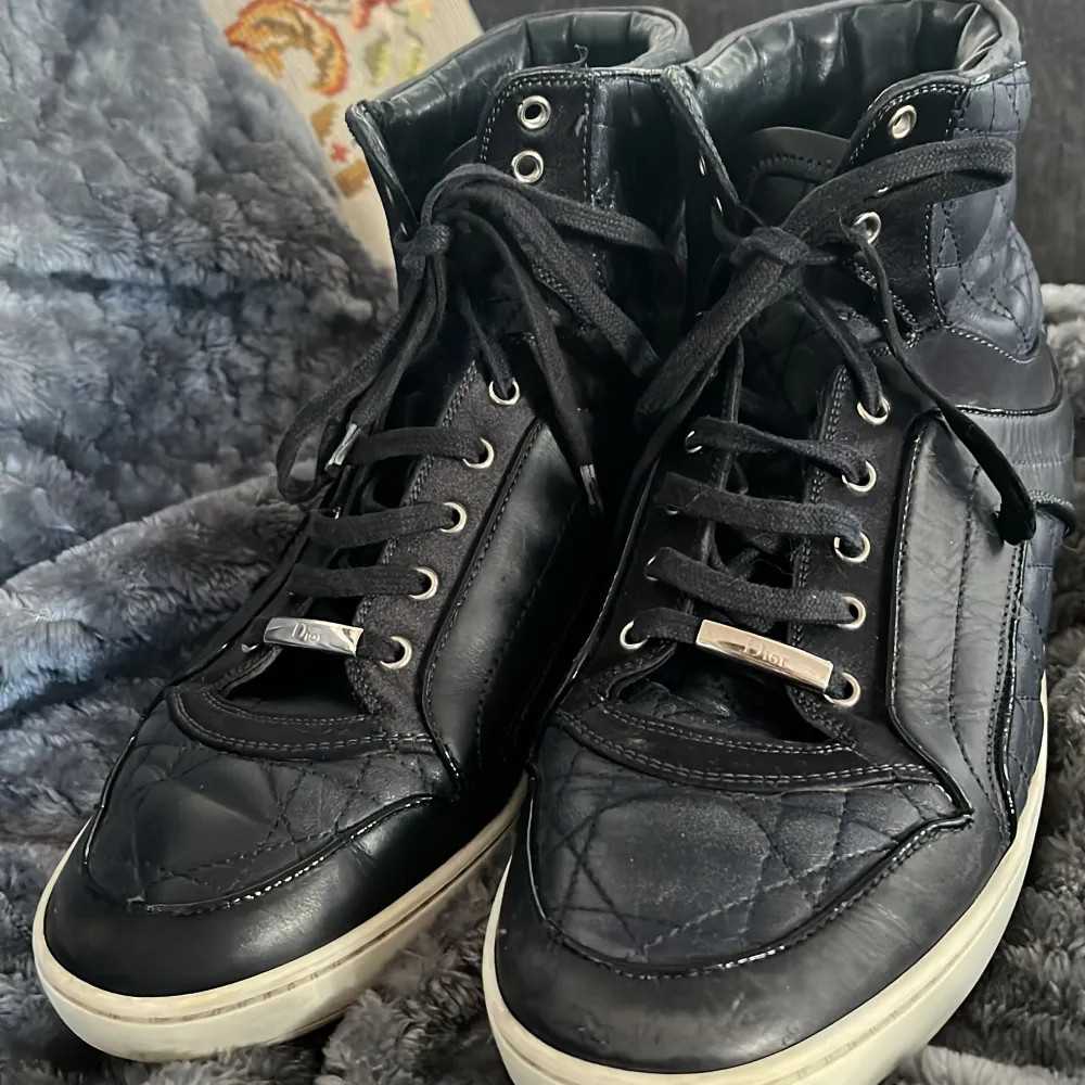 SKIT snygga dior lace upp trainers skor!! Marinblåa med silvriga detaljer, använda ca 3-4 gånger💙 dem är i hyfsat gott skick!   Köparen står för frakten💙💙 #dior #diorshoes. Skor.