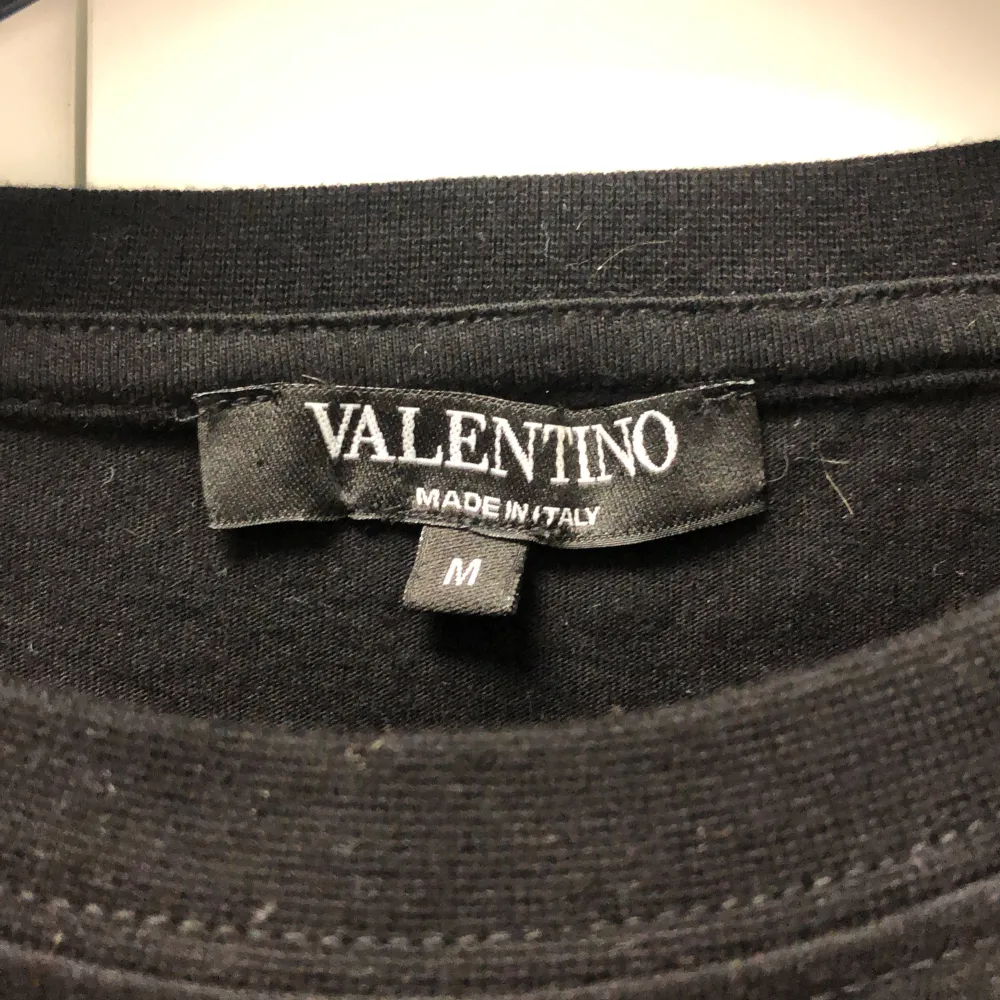 Valentino T-shirt i gott skick som jag fick 2020 i födelsedagspresent. Tyvärr har jag inte sparat något OG. Kom med frågor och funderingar.. T-shirts.