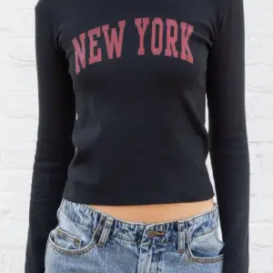 Populär tröja från Brandy Melville 🥰 Säljer på grund av att jag inte använt den på länge!