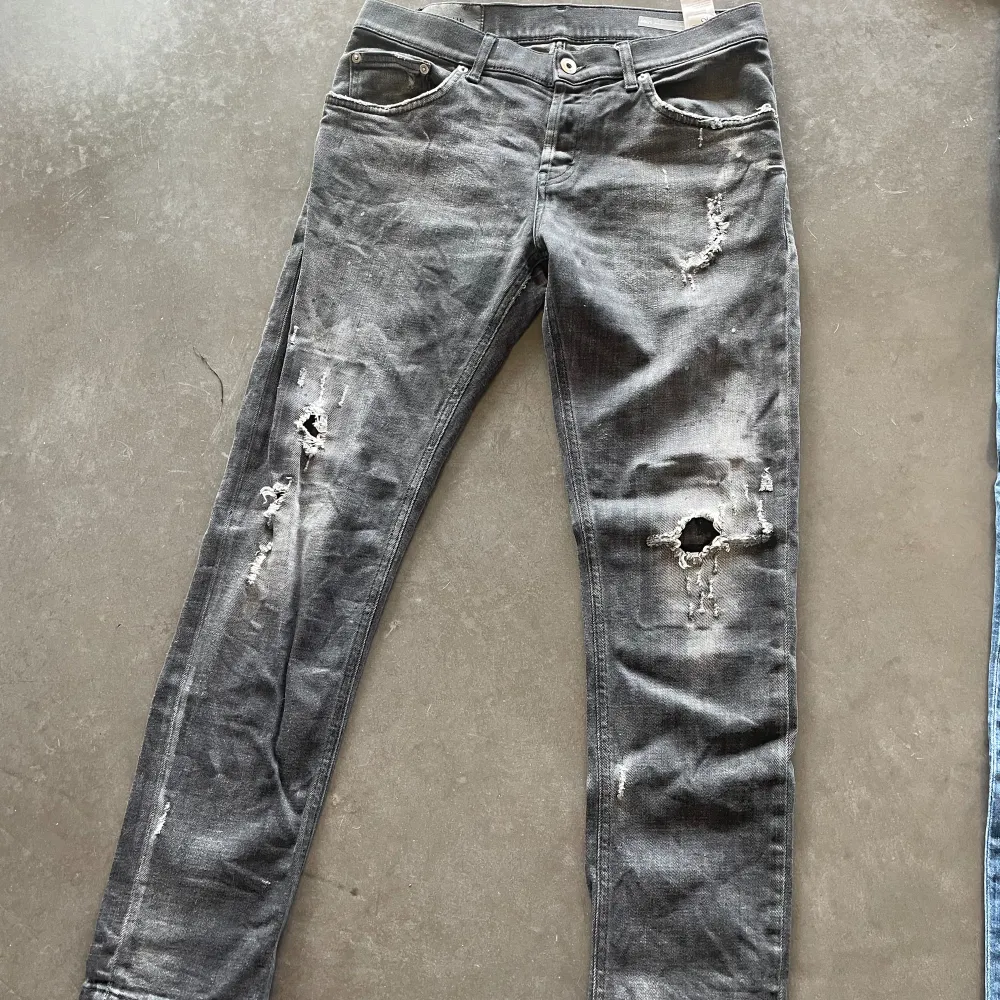 Grå/svarta dundup jeans (Lite halvdålig bild vid intresse så löser ja fram fler o bättre bilder även mer info)  Skick 7-8/10 Nypris: 3500 Pris 900 Storlek 32. Jeans & Byxor.