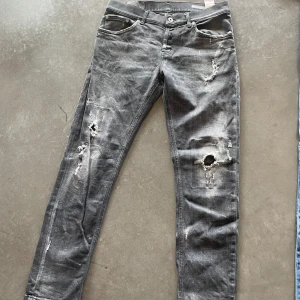Dondup jeans - Grå/svarta dundup jeans (Lite halvdålig bild vid intresse så löser ja fram fler o bättre bilder även mer info)  Skick 7-8/10 Nypris: 3500 Pris 900 Storlek 32