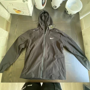 Nike jacka  - Hej ! Säljer nu en helt oanvänd Nike dri fit jacka . Nypris ligger runt 1200 . Den är väldigt skön till ett mildare väder och riktigt snygg . Vid mera frågor och bilder är det bara att fråga .