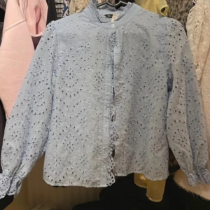 Blis - Superfin blå blus som är broderad, väldigt bra skick!