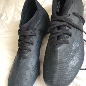 Fotbollsskor  - Storlek 43 1/2 27,5 i centimeter. Nyskick använda 2 ggr.   