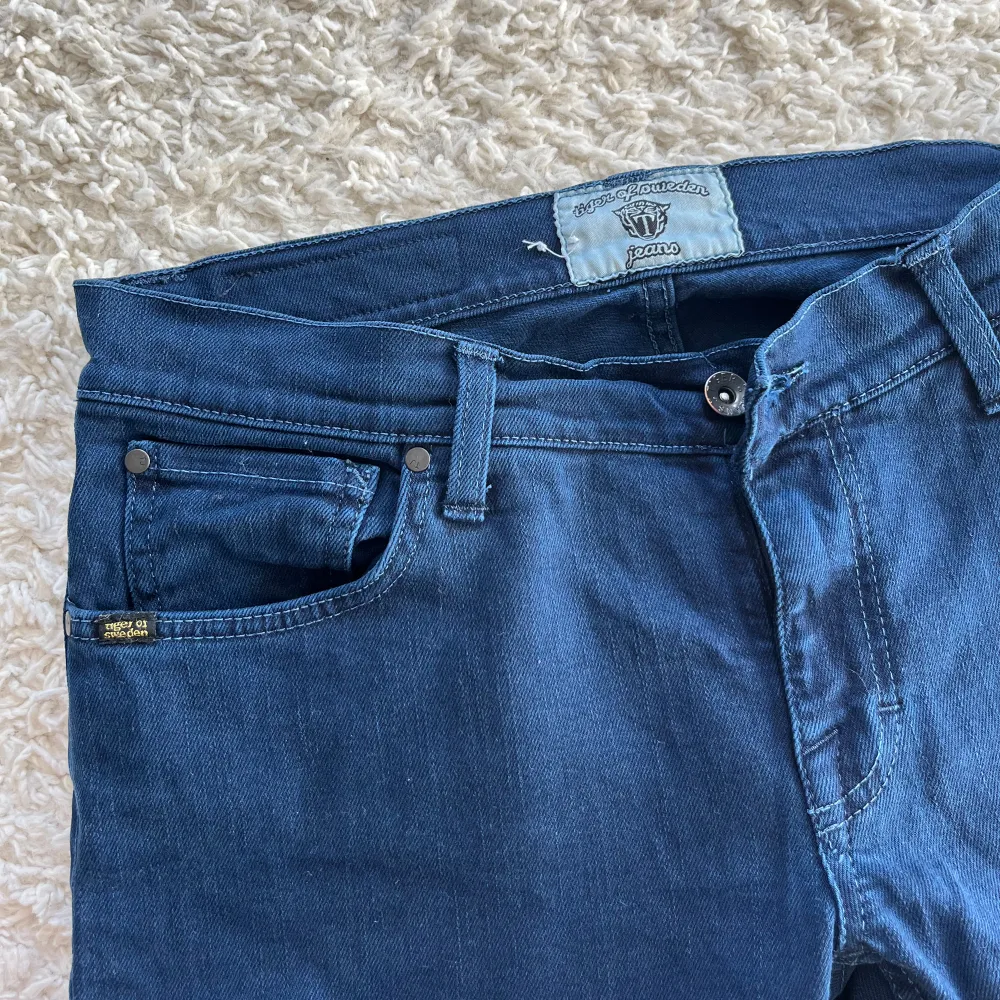 super fina tiger of sweden jeans i fint skick, väldigt lågmidjade med en slits vid foten, strl 30/32 och passar perfekt på mig som har 38, 199kr 🤝. Jeans & Byxor.