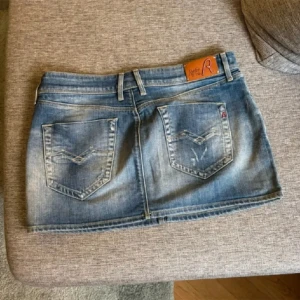 Mini jeanskjol Replay! - Säljer min jeanskjol från replay då den inte passade mig! Köpt här på plick men väldigt fint skick endån!😊Tryck gärna köp nu men priset kan diskuteras vid snabb affär! 😊