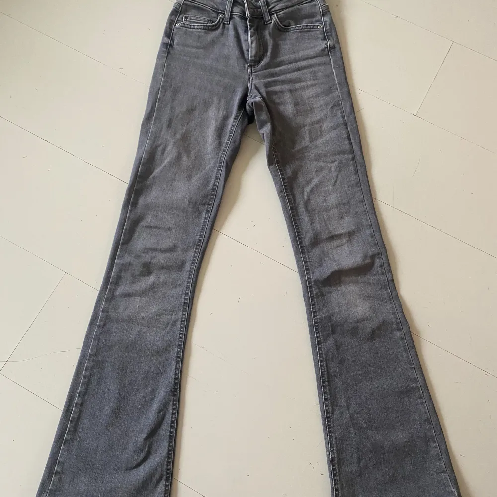 gråa jeans från only! flared och med broderier på bakfickorna!!🎉💕säljer då de är för korta för mig💘 . Jeans & Byxor.