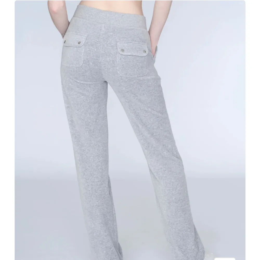 Säljer mina Juicy Couture (classic del rey) byxor i färgen ljusgrå då de inte kommer till användning💕edanst använda ett fåtal gånger och är i fint skick💕. Jeans & Byxor.