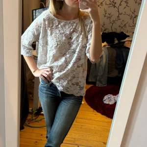 Spetströja - Vit/grå spets t-shirt, bra skick. 