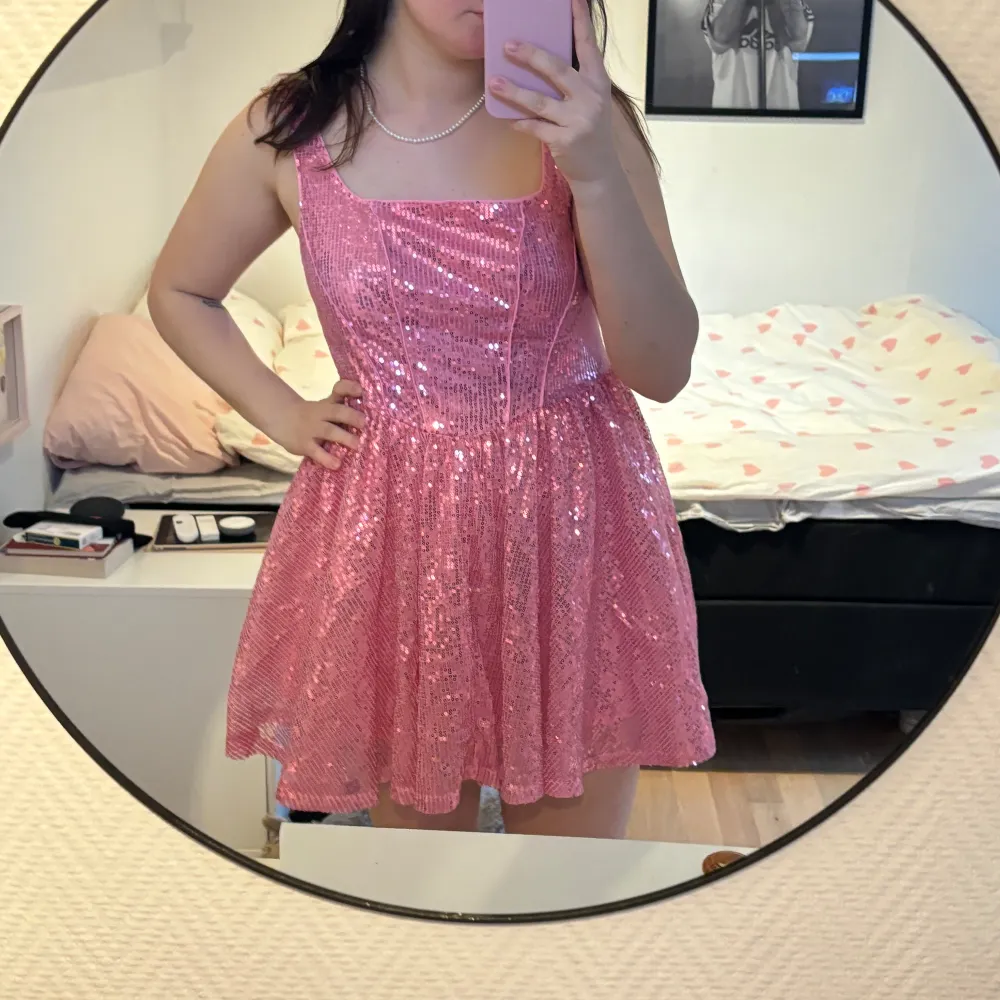 Letar du efter en sistaminuten klänning till the eras tour? Glittrig rosa klänning som endast är testad! postar så fort köper går igenom!(storlek M/L) 💕. Klänningar.