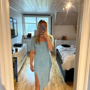 Sommarklänning - Sommarklänning från Gina tricot. Blå & vit med sötis. 