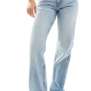 Weekday - Arrow - Blå raka jeans med låg midja och normal passform. Tyvärr var dessa för små för mig så behöver sälja vidare! Nyskick med lapp! Aldrig använda.