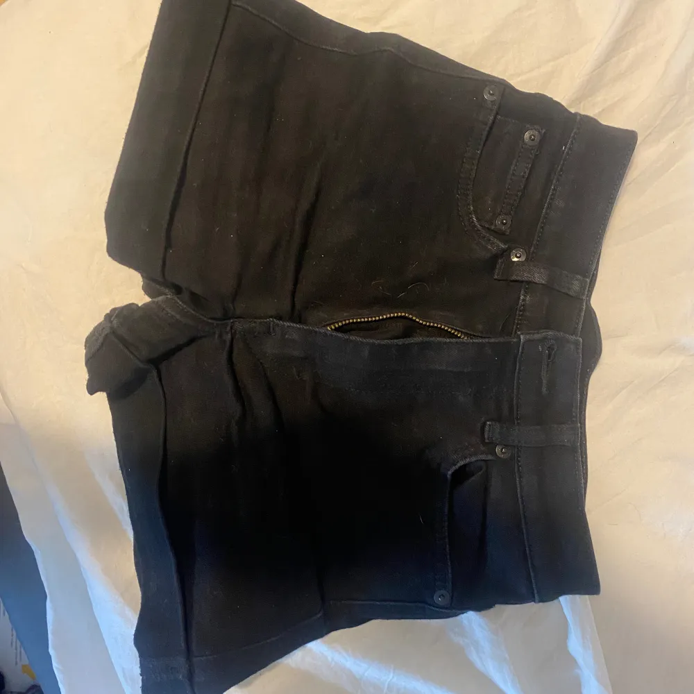 Jättefina midwaist jeansshorts som bara är lite andvända🌸passar xs/s. Shorts.