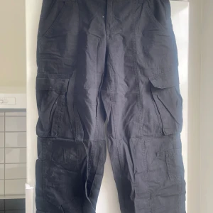Svarta cargobyxor - Knappt använda så de är i väldigt bra skick. De ser större ut än vad de är😊 Kan mötas upp i Göteborg eller skicka via post men då betalar köparen frakt!