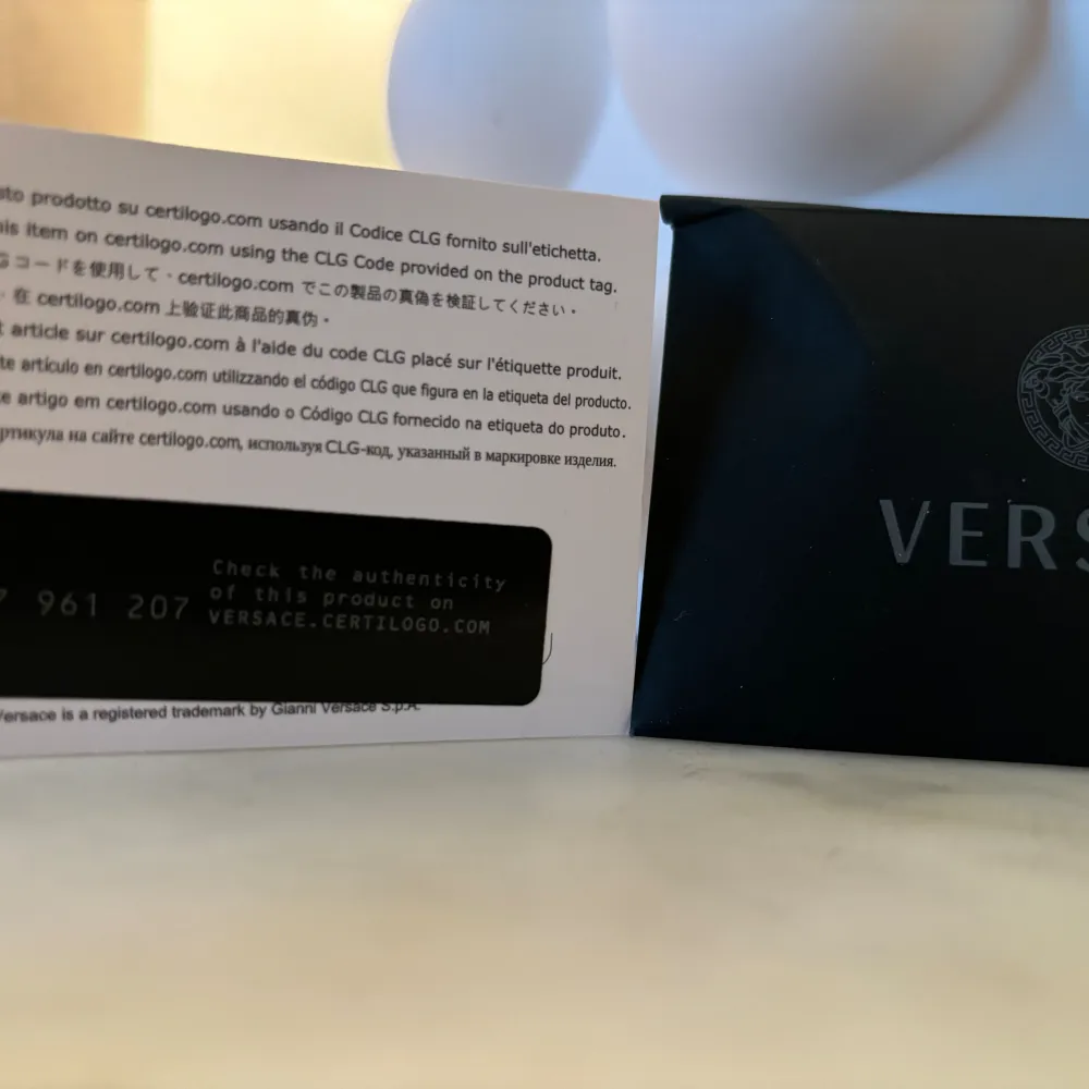 Säljer mitt Versace Versus armband som är inköpt på Zalando. I nyskick, knappt använt. Unisex. Ask och autenticy card ingår i köpet. Vill man ha bevis på köpet finns även det.. Accessoarer.