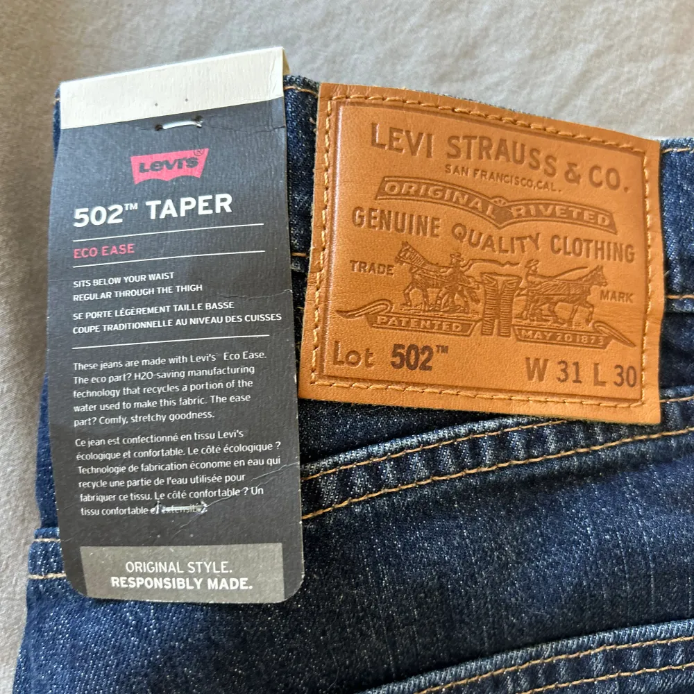 Levis jeans, helt oanvända med lapparna kvar. . Jeans & Byxor.