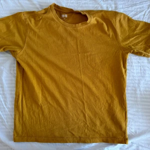 T-shirt  - Knappt använd