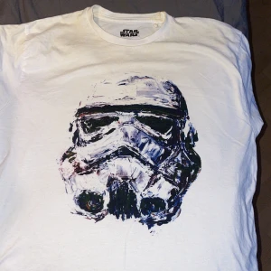 Star Wars tröja  - En as cool star wars tröja / t-shirt jag ärvt av min bror. Så den passar både tjej och kille. Skulle säga den är storlek s/m men passar lite oversized på mig som är 164 och bär xs/s