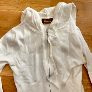 Catania set - Säljer detta ser från catanias egna hemsida helt nytt aldrig använt, storlek S och säljer för 1000kr.🤍