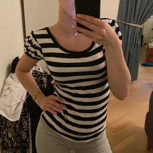 Randig T-shirt - Svart / vit - randig t-shirt passar xs-s, säkert  m också.  