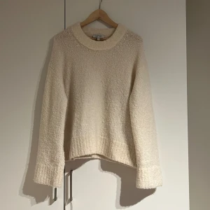 Stickad tröja från & other stories - Säljer då jag har en liknande tröja, den är i ett mycket bra skick från & other stories, och är lurvig (det är alltså inte pga användning), perfekt till sommarkvällar. Gjord av 34% alpacka, 34% ull och 32% polyester. Passar även S och M