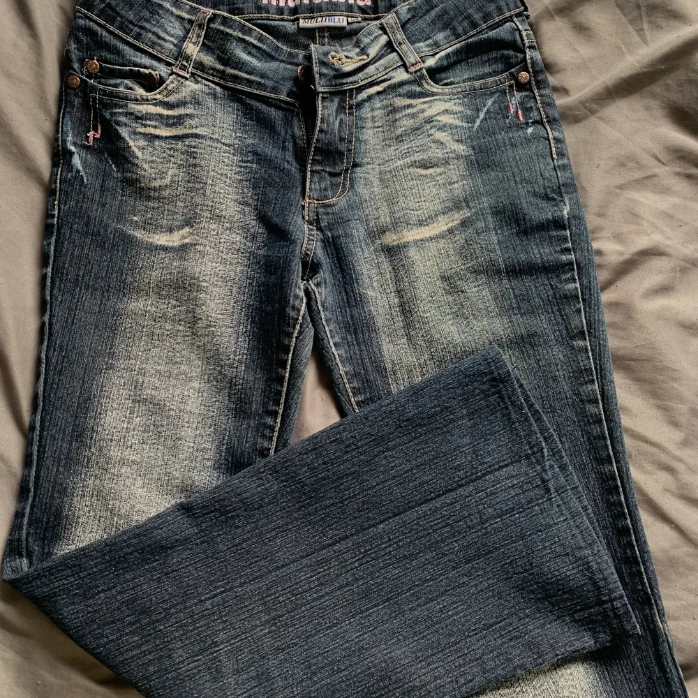 Low/Mid Rise bootcut jeans med vit rosa tryck på fickorna, finns justering band grej inuti men den på vänstra sidan saknar knapp😄skriv om ni har frågor Elr vill ha mer bild nånstans🫰. Jeans & Byxor.