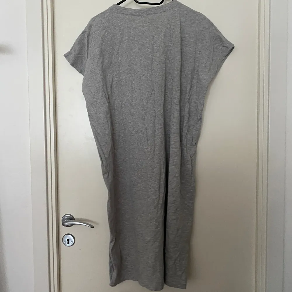 En t-shirtklänning från Lager 157 i storlek M. Klänningar.