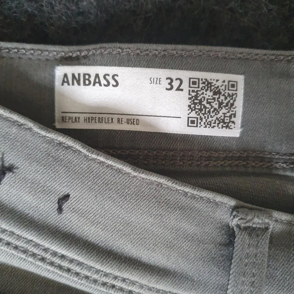 Säljer ett par sprillans nya replay jeans| skicket är riktigt bra, knappt använda| storlek W32 L30| modell Anbass| hör av dig vid frågor ;). Farkut & Housut.